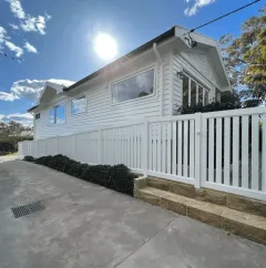 White vertical aluminium batten fencing