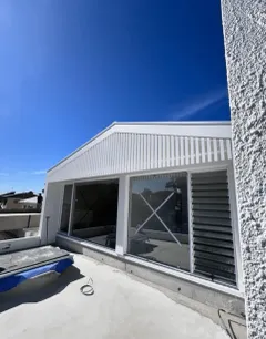 Dark aluminium louvre fencing on a contemporary home