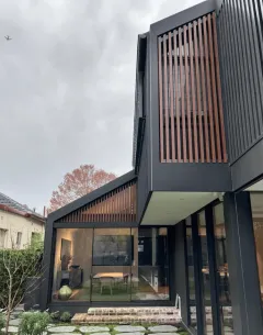 Timber-look vertical aluminium feature screen